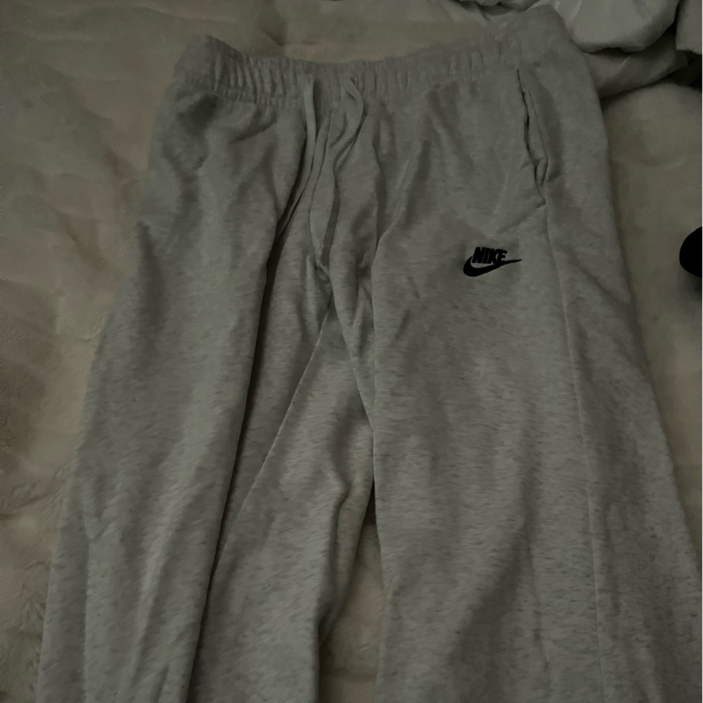 Nike Men's Heather Gray Joggers